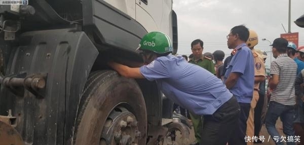 越南隆安省发生一起严重交通事故 致4人死亡1