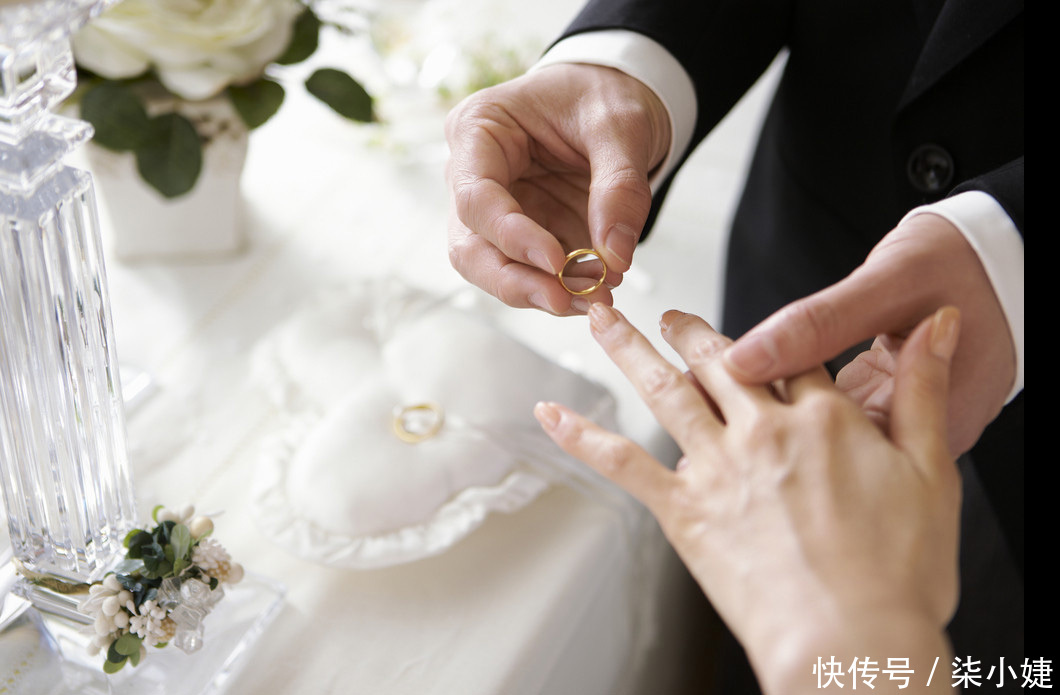 结婚当天我大着肚子给婆婆敬茶,她把红包扔地上,我起身后,愣了