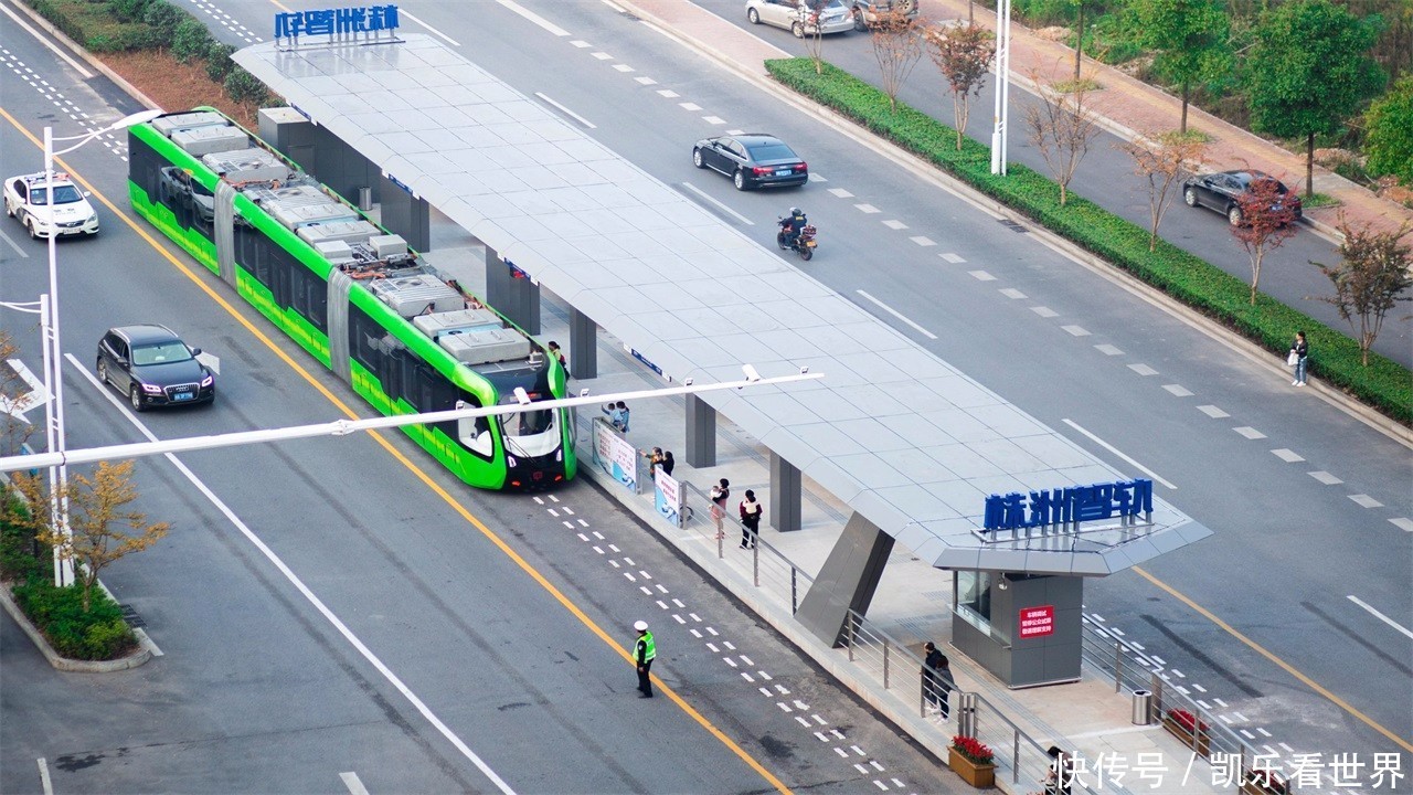 中国发明马路上跑的火车:成本低、容纳量大、