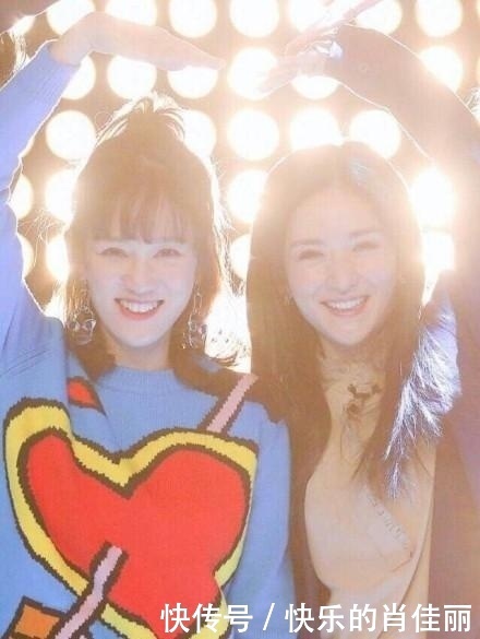 别样同框!谢娜晒牵手照与闺蜜陈乔恩深夜热聊