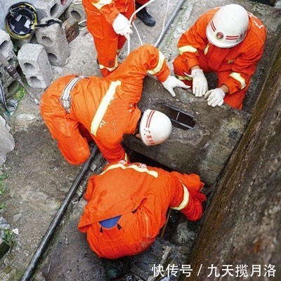 男子被困下水道,消防员听他说完一番话转身就