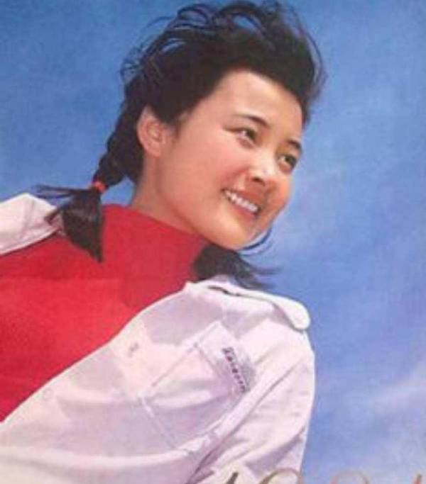 入行41年,地位不输章子怡,加入美国国籍,二婚生