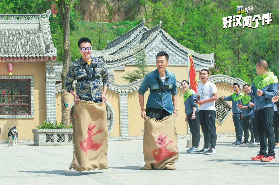 《好汉两个伴》辛柏青王烈化身小摊贩 上演菜