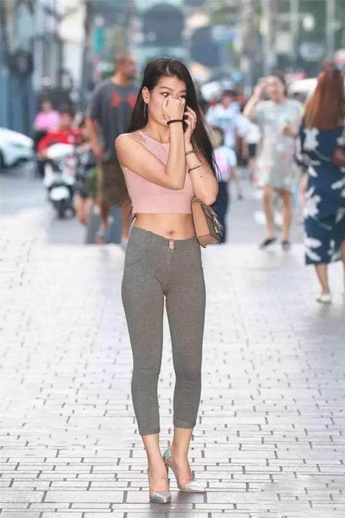 小羽街拍:圆臀紧身裤美女,勒的三角区有点印