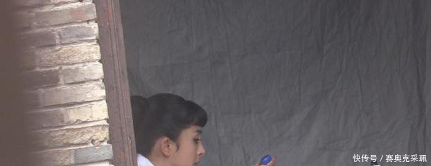 杨幂新戏开拍条纹裙搭配超短锅盖刘海,片场手