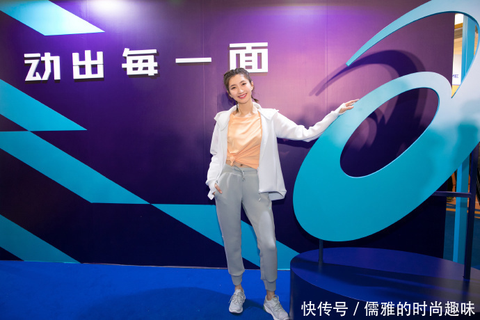 江疏影运动装羊角辫青春活力,腹肌意外抢镜,堪