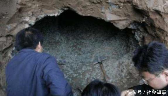 老人自家田里挖出“金库”,刚想大笑,下一秒恐慌不已