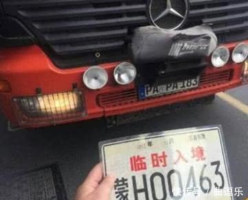 交警街头扣下一辆奔驰越野，车牌稀奇认不出，最后只能尴尬放行！