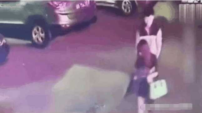 醉酒女刚出酒吧就被扯进车里, 20分钟后“净身出车”