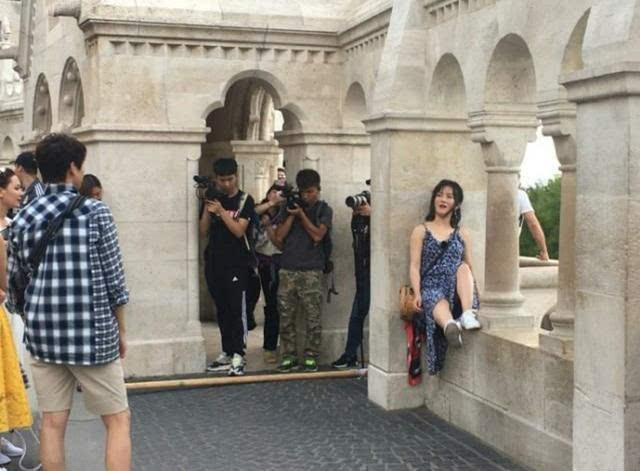 路人偶遇应采儿为凹造型的谢娜拍照！跟着人妻的魏大勋有些许尴尬