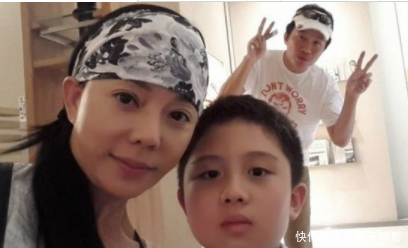 情绪获释抵台,狄莺发型激动男士凌乱,人群中的两边剃短儿子背头发型图片