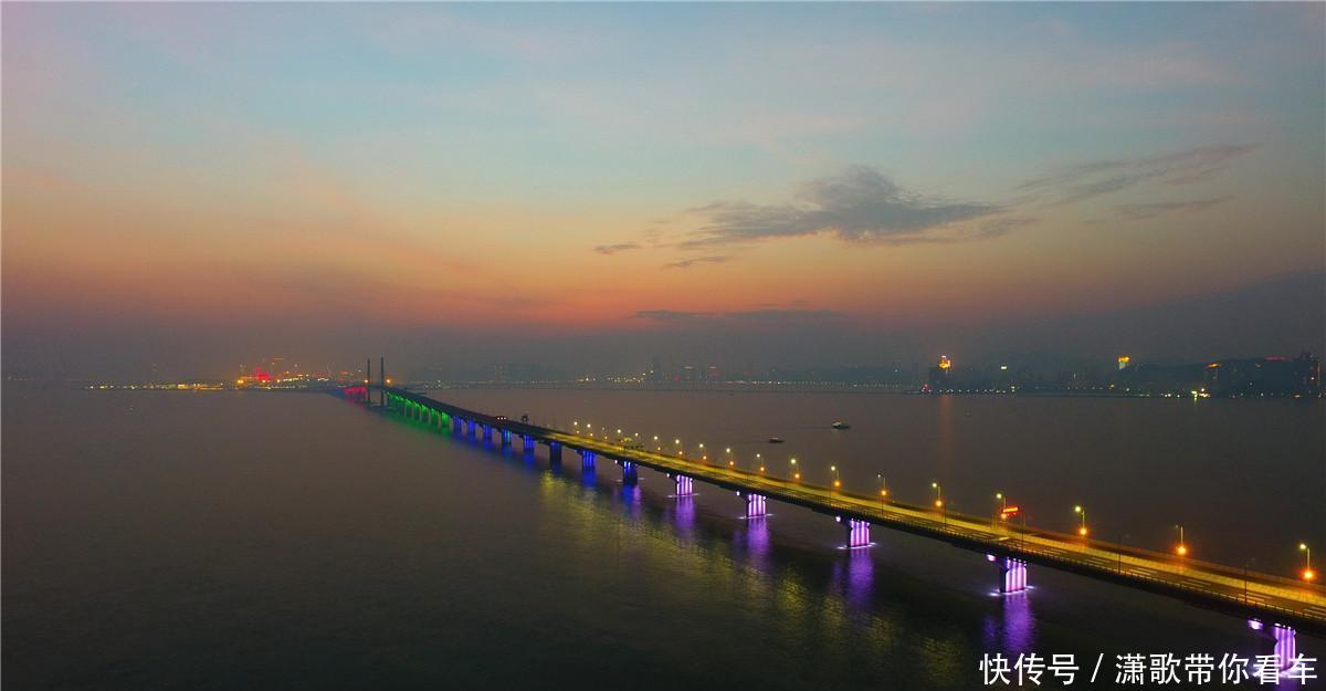 在香港开车靠左,广州开车靠右,那港珠澳大桥靠