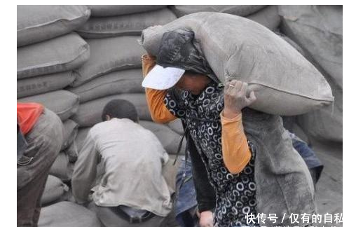 丈夫瘫痪在床,打工妻子常年不回家,婆婆偷偷找过去看见愣了