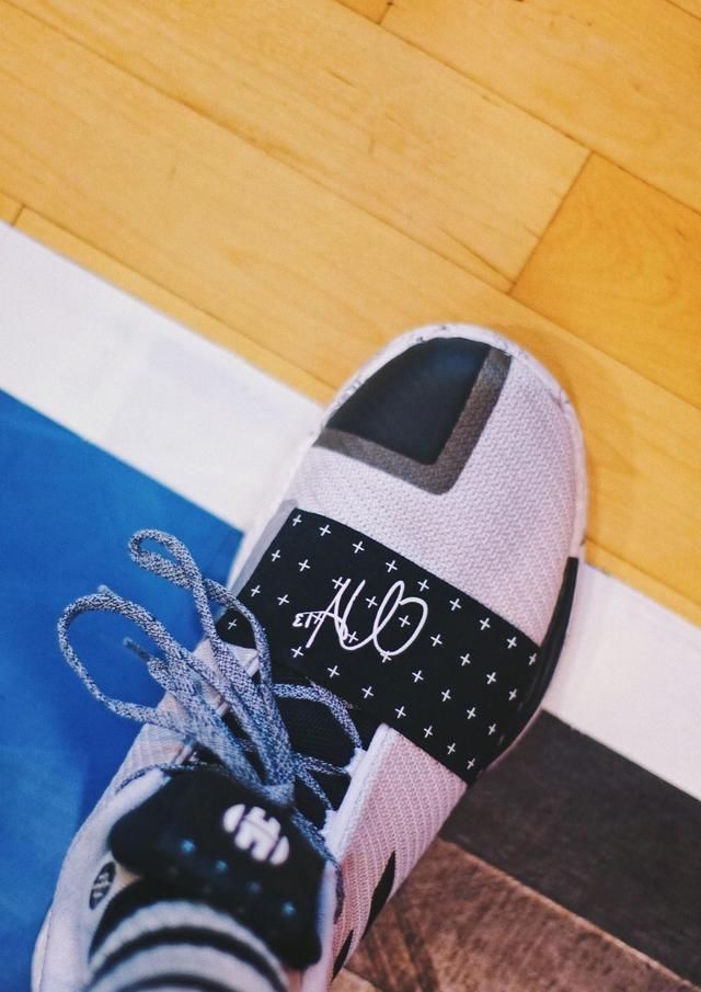 阿迪达斯的头牌,詹姆斯哈登第三代篮球鞋,球鞋