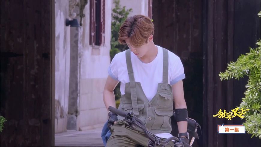 甜蜜的暴击:小鹿哥是如何通过衣品暴击大家的