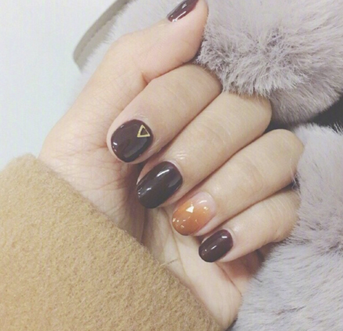 深色美甲图片款式 显手白又适合冬季涂