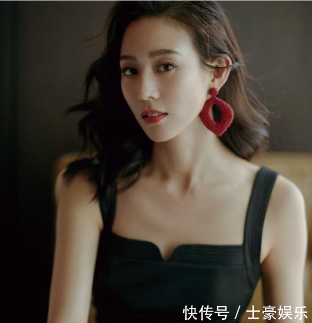 当金泰妍和张钧宁同穿黑色吊带裙,终于明白什