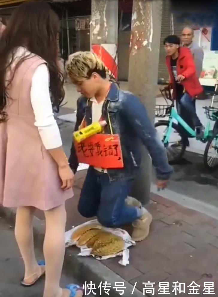 男子大街上给女友下跪求原谅，榴莲当搓板，下跪的瞬间表情亮了