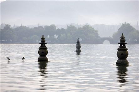 溥仪游览西湖，他向李淑贤揭示了三潭印月一个不为人知的秘密！