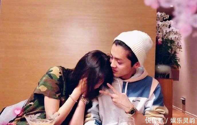 关晓彤赴鹿晗生日宴,用餐离开,共乘一辆车回了