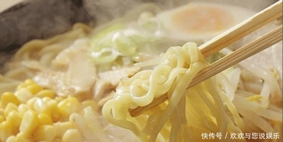 为什么中国人吃泡面十分钟就能吃完? 看到韩国人的吃法, 开眼界了 为什么中国人吃泡面十分钟就能吃完? 看到韩国人的吃法, 开眼界了