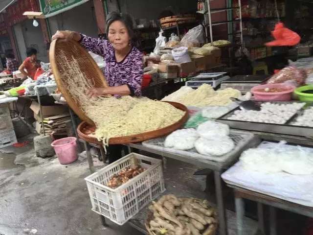 农村集市上的凄凉, 农民见了是没钱买, 城里人见了一脸嫌弃