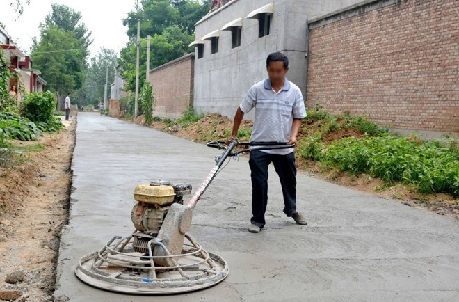 现在农村到处都在修路，你们当地修路需要村民出钱吗？