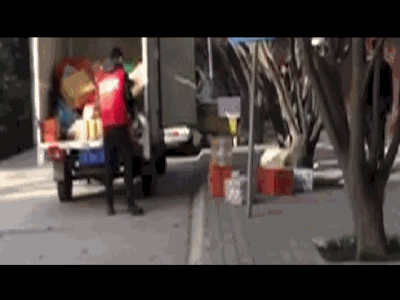 快递员暴力分拣 硬气回答:哪家快递公司不这样