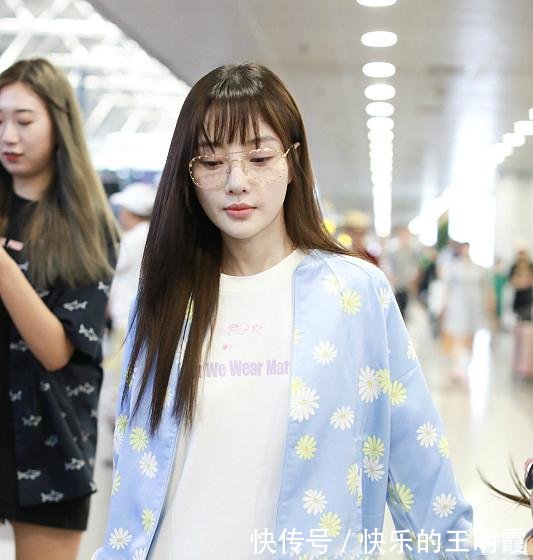 李小璐沉寂多日后首次携女儿甜馨现身机场,脸