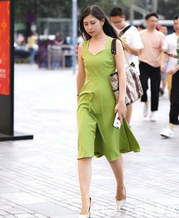 街拍:靓女如云的美女,一条绿色的连衣裙,尽显女人优雅气质 凯时娱乐网址注册