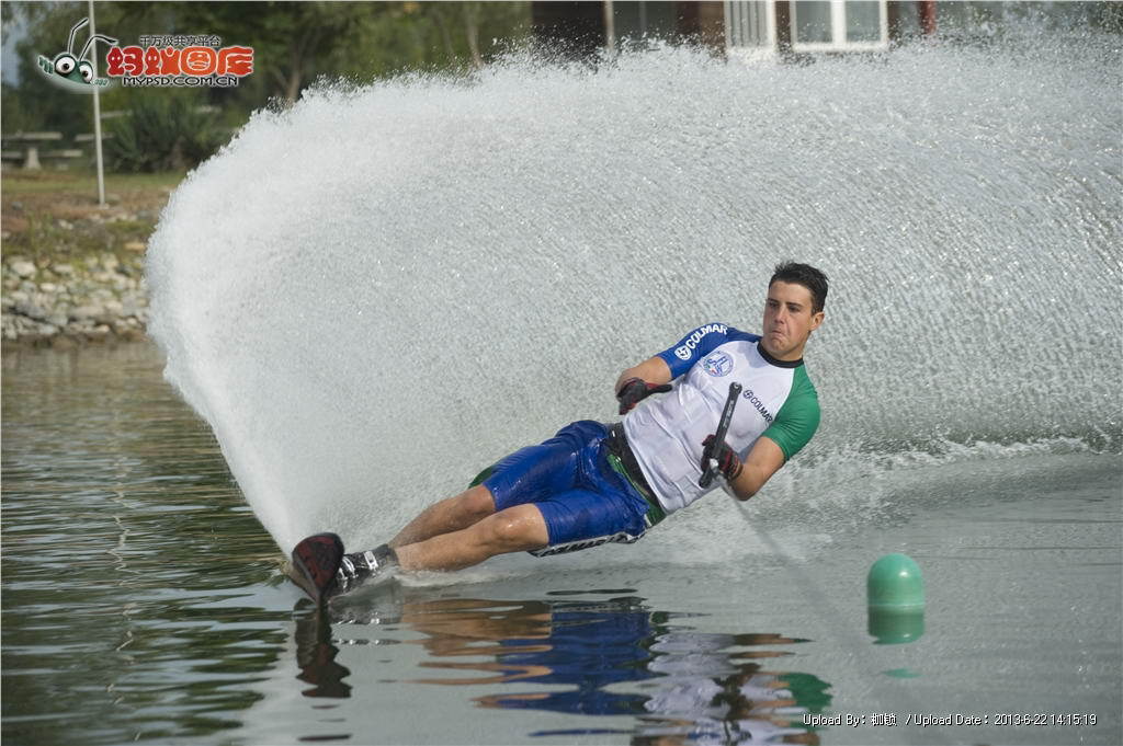 滑水运动(water skiing)是人借助动力的牵引,在水面上"行走"的水上