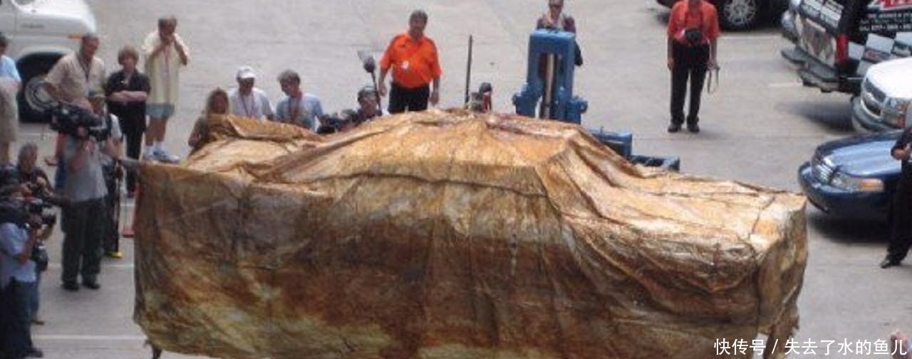 一辆全新的豪车,被埋下地底50多年,挖出来后成