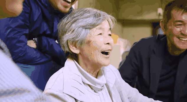 90岁玩自拍的她吸粉20万，活得比18岁还精彩！