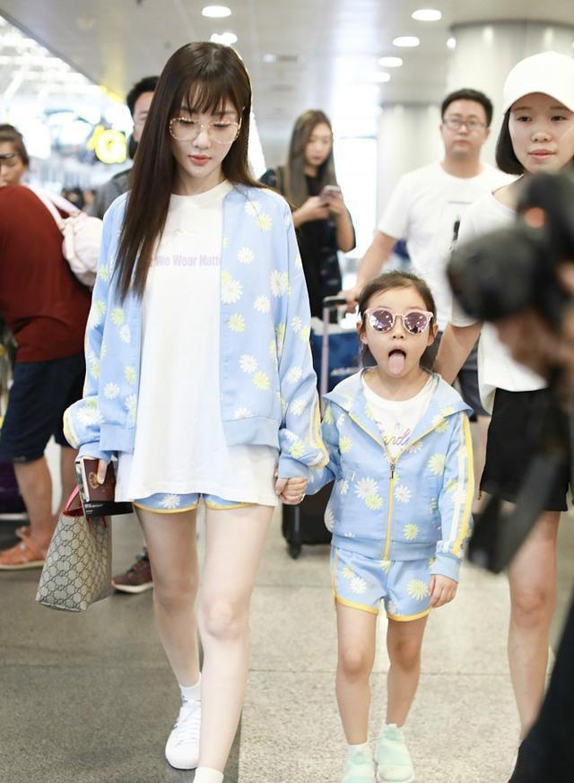李小璐与女儿穿亲子装很少女,大方面对镜头不