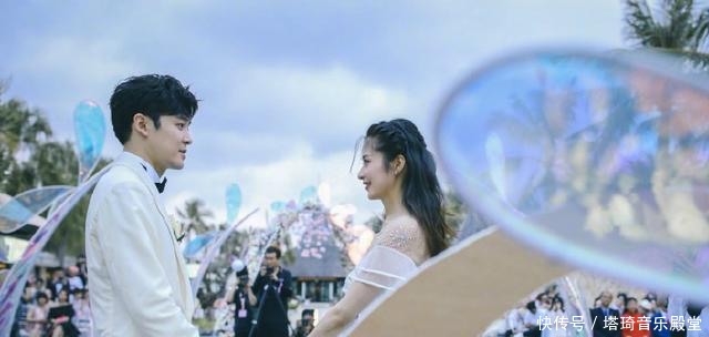 杨洋为付辛博颖儿送新婚祝福,赶飞机时贴心举