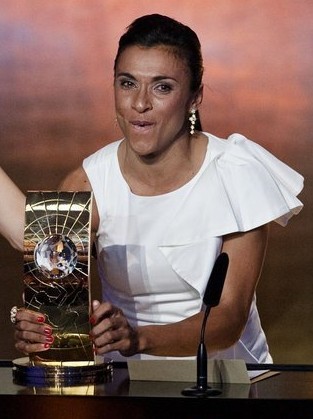 玛塔荣膺2010世界足球小姐 巴西天后五年连冠