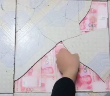 女子不小心将蒜锤子掉地上,将地面砖砸碎,却因此发现男友的秘密