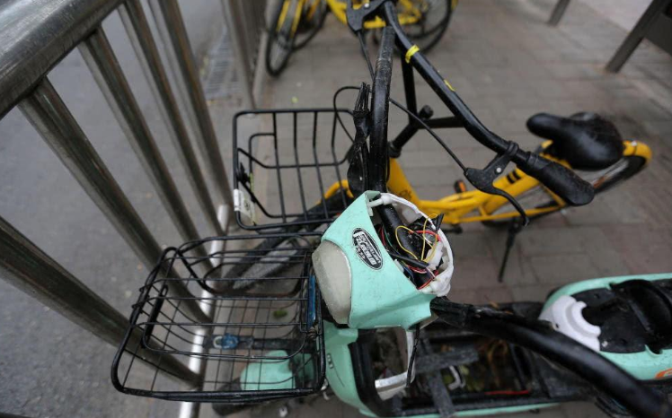 小偷太猖狂:郑州一崭新电动车被偷只剩壳和轮胎