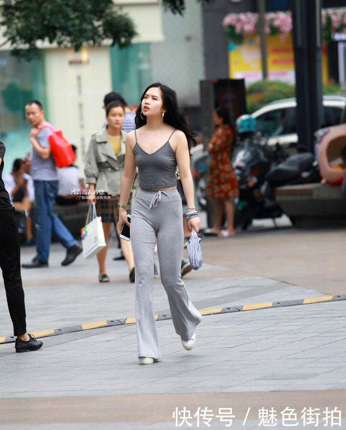 路人街拍,小吊带搭配运动裤的小姐姐,谁说休闲