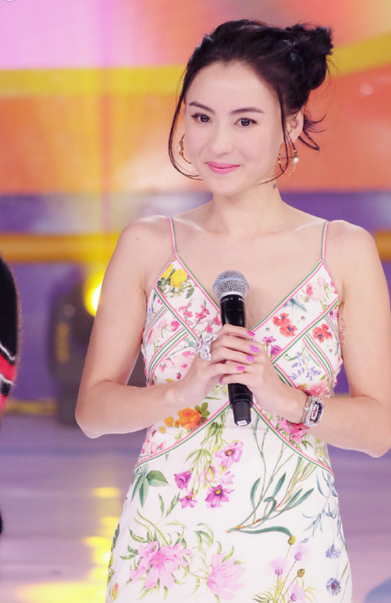 张柏芝变漂亮了,吊带背心搭丸子头台上甜笑似少女!