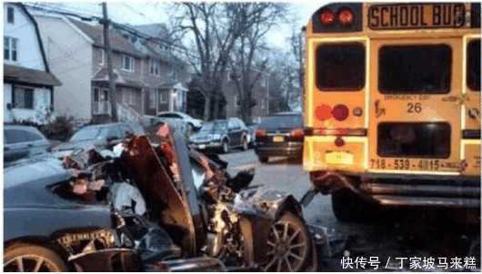 男子开保时捷时速210公里撞上校车成一堆废铁, 校车连油漆都没掉