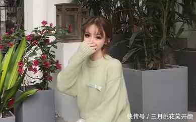 搞笑段子:和一同事食堂吃饭,要了一份小笼包,她夹起一个 网赌fg电子