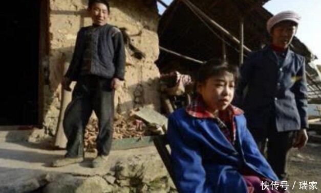 养父抹泪养不起啊 十斤米只够吃一天,一天吃8