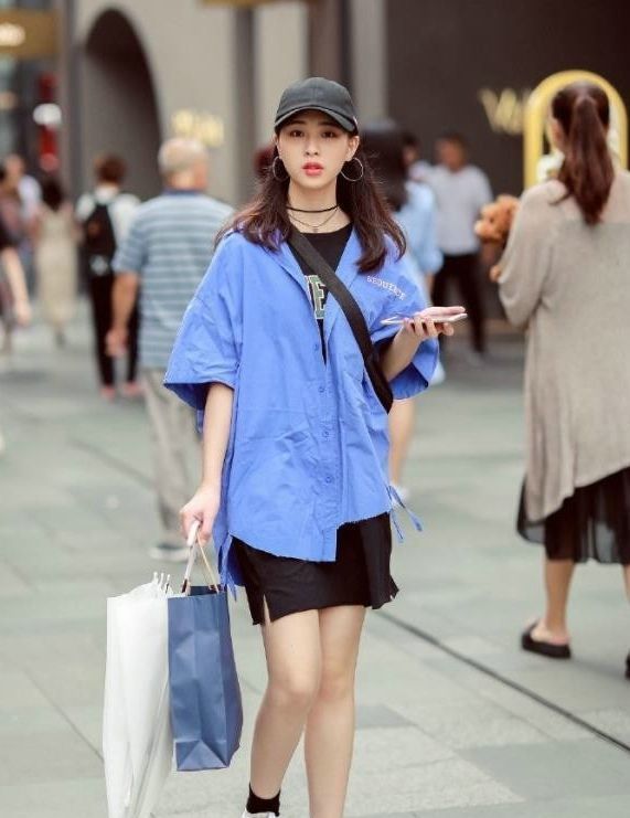 街拍:小姐姐一件白色单肩背心搭配低腰牛仔短裤,尽显时尚魅力插图(4) 街拍:小姐姐一件白色单肩背心搭配低腰牛仔短裤,尽显时尚魅力插图(4)