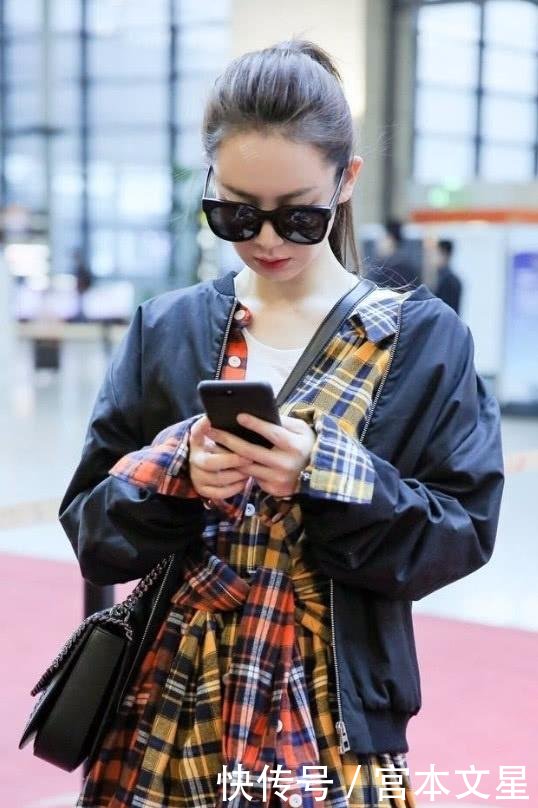 戚薇瘦过头了,这么紧的长筒靴还要缠2圈胶带固