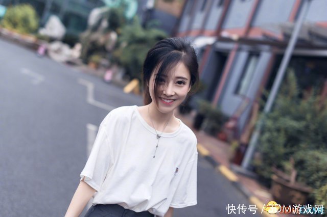 冯提莫晒《绝地求生》Cos照 身穿皮衣手拿大