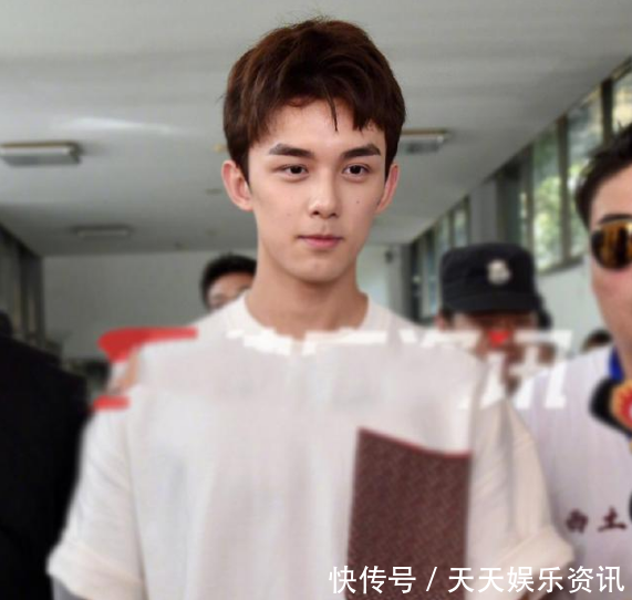 吴磊北电新生报到,手提档案袋、白衣黑裤清爽