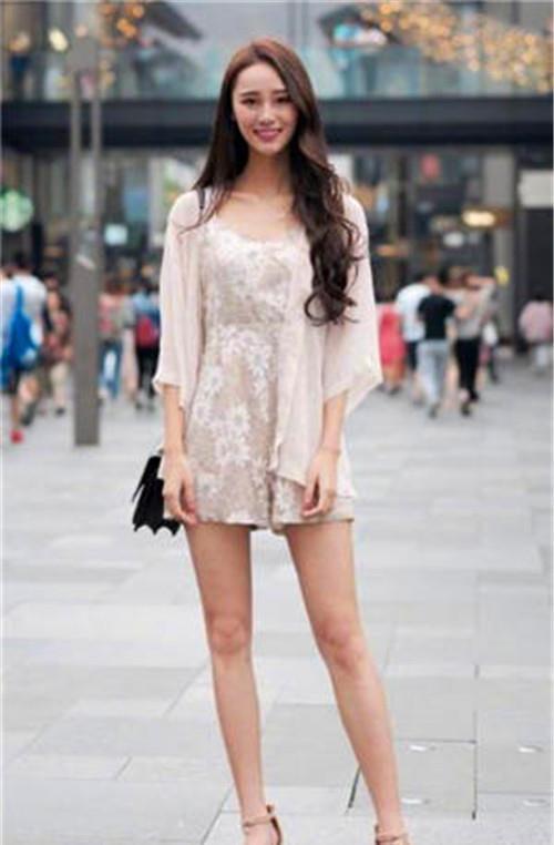 街拍:微胖身材的小姐姐,身姿迷人凹凸,是别样的风采 百万发账号登录