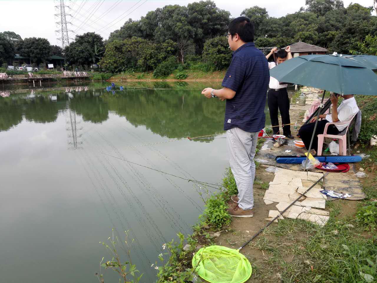 那场面相当血腥啊,那是电影黑社会的场景;现实生活中钓鱼那是一种享受