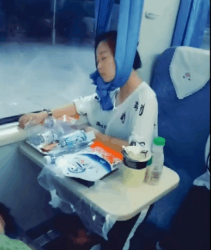 女子在火车上的奇葩睡姿,网友:睡出了新高度!